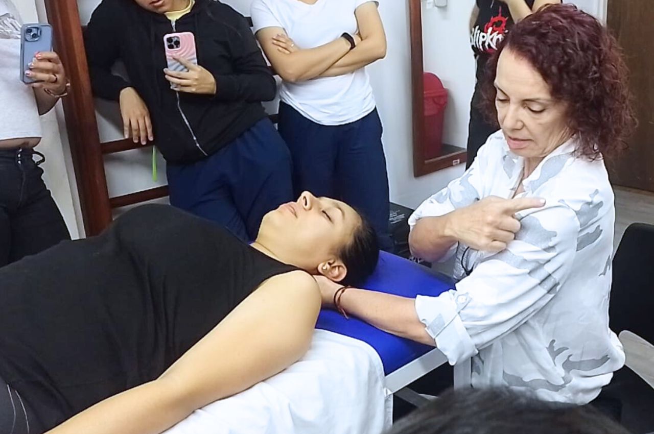 Docente internacional Editza Josefina Machado con estudiantes de la Especialización Fisioterapia, Ortopedia y Traumatología.