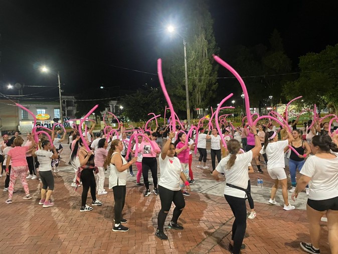 Personas celebran Día Internacional de la Lucha contra el Cáncer de Mama