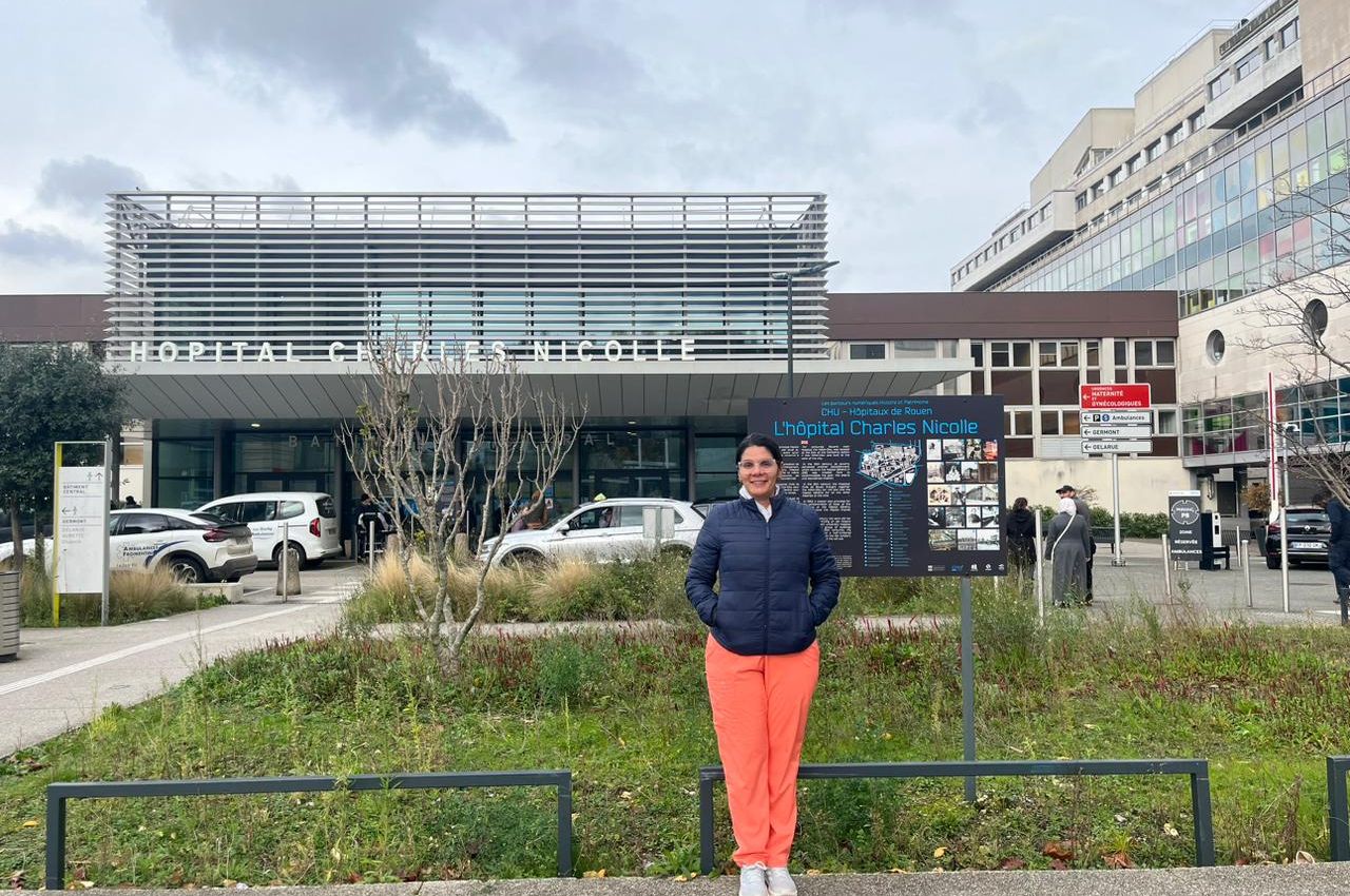 Jessica Triviño Valencia, docente UAM, en el Hospital de Rouen en Francia.