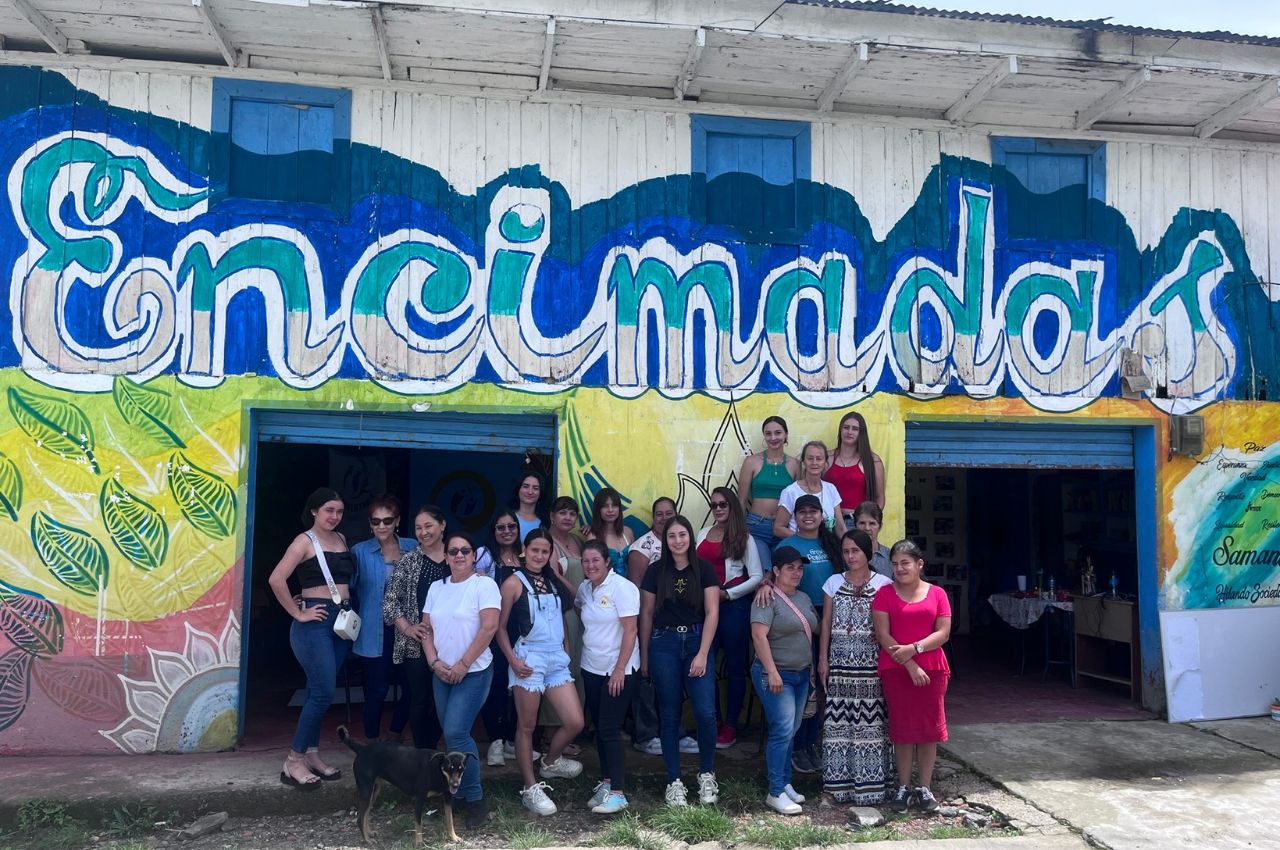 Mujeres se toman una foto para el proyecto de  Empoderamiento de mujeres indígenas