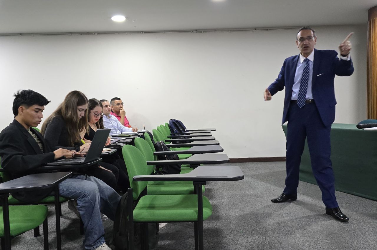 Personas en un salón recibiendo capacitación sobre políticas públicas