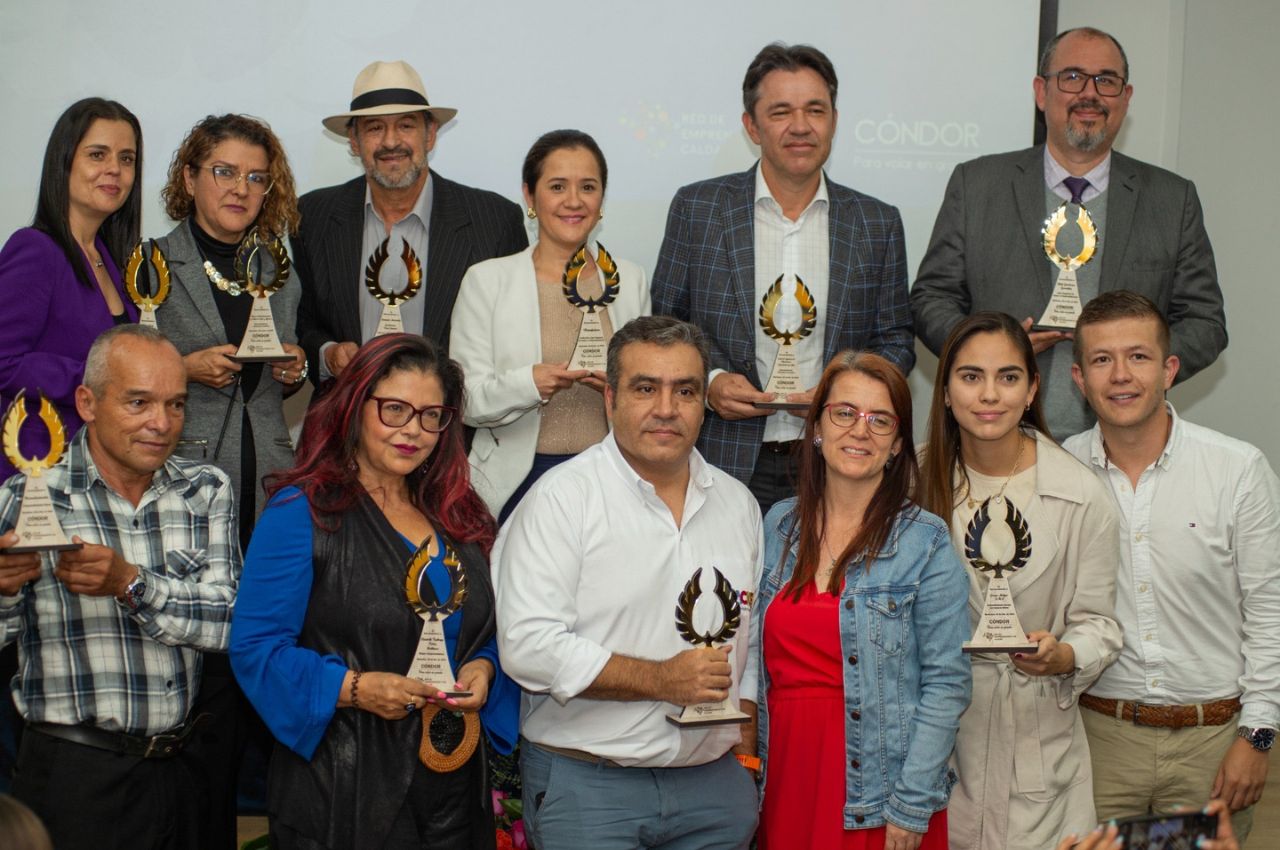 Personas sostienen premios Condor 2024