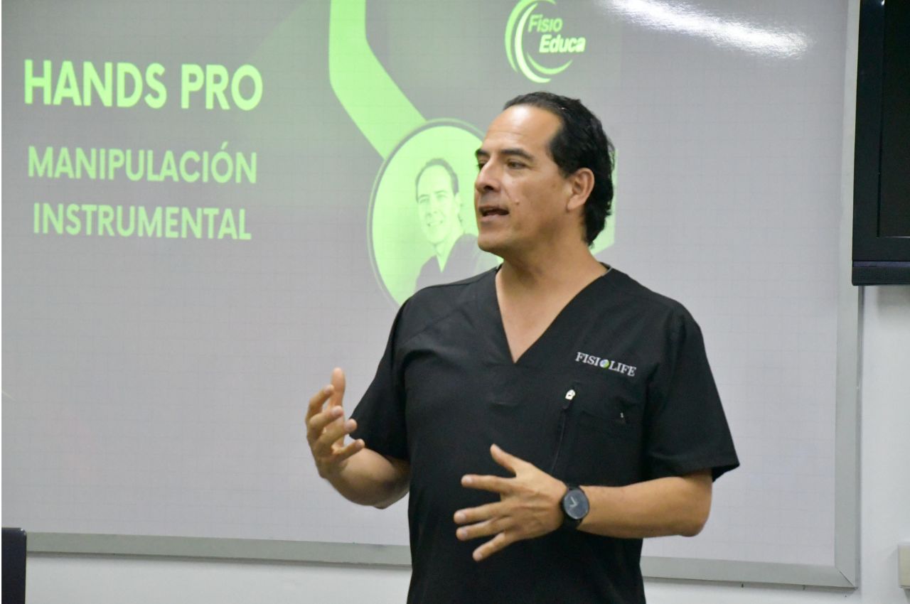 Fisioterapeuta Alex Silva dictando la clase