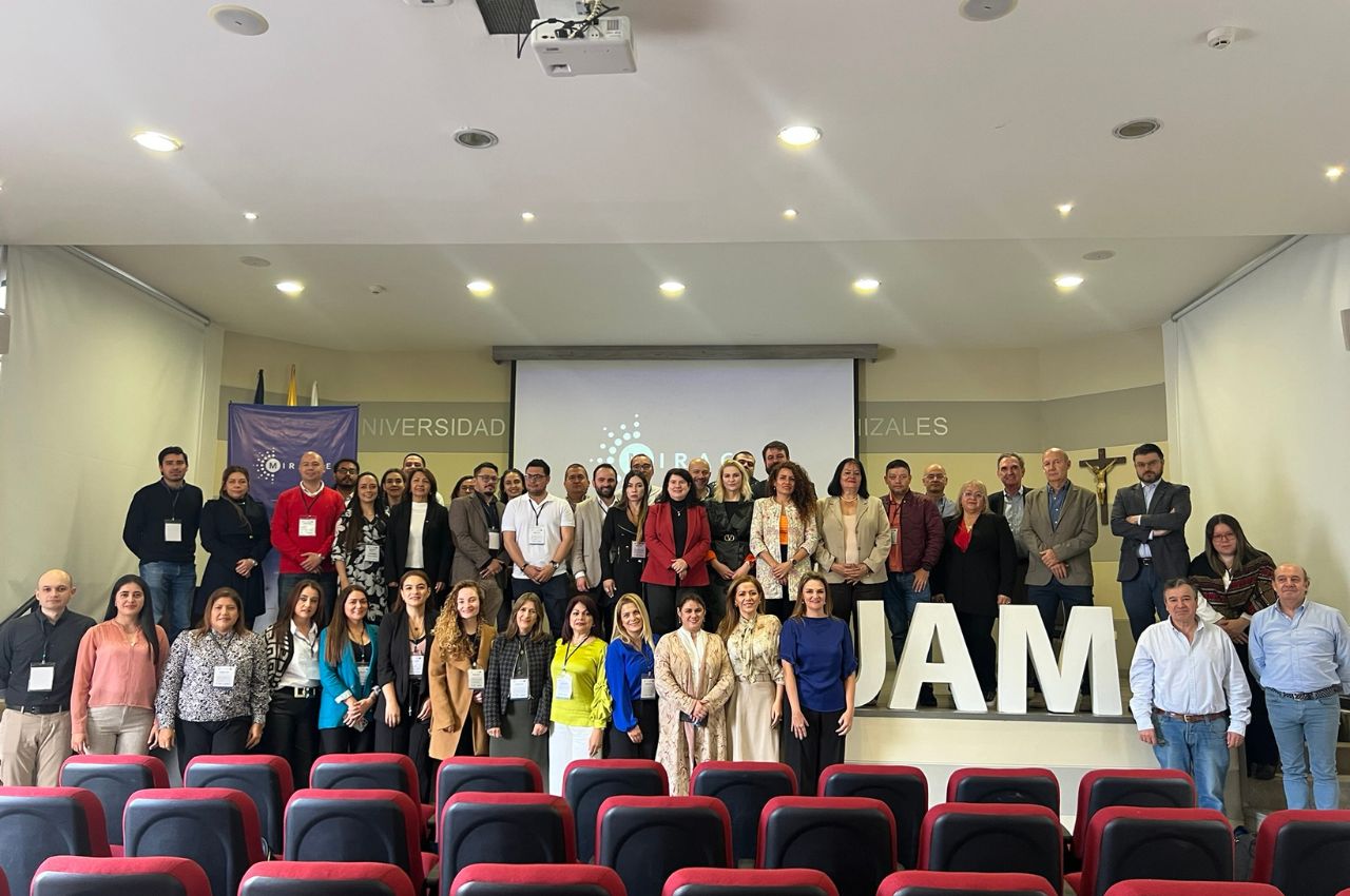 Muchas personas en auditorio para proyecto de internacionalización