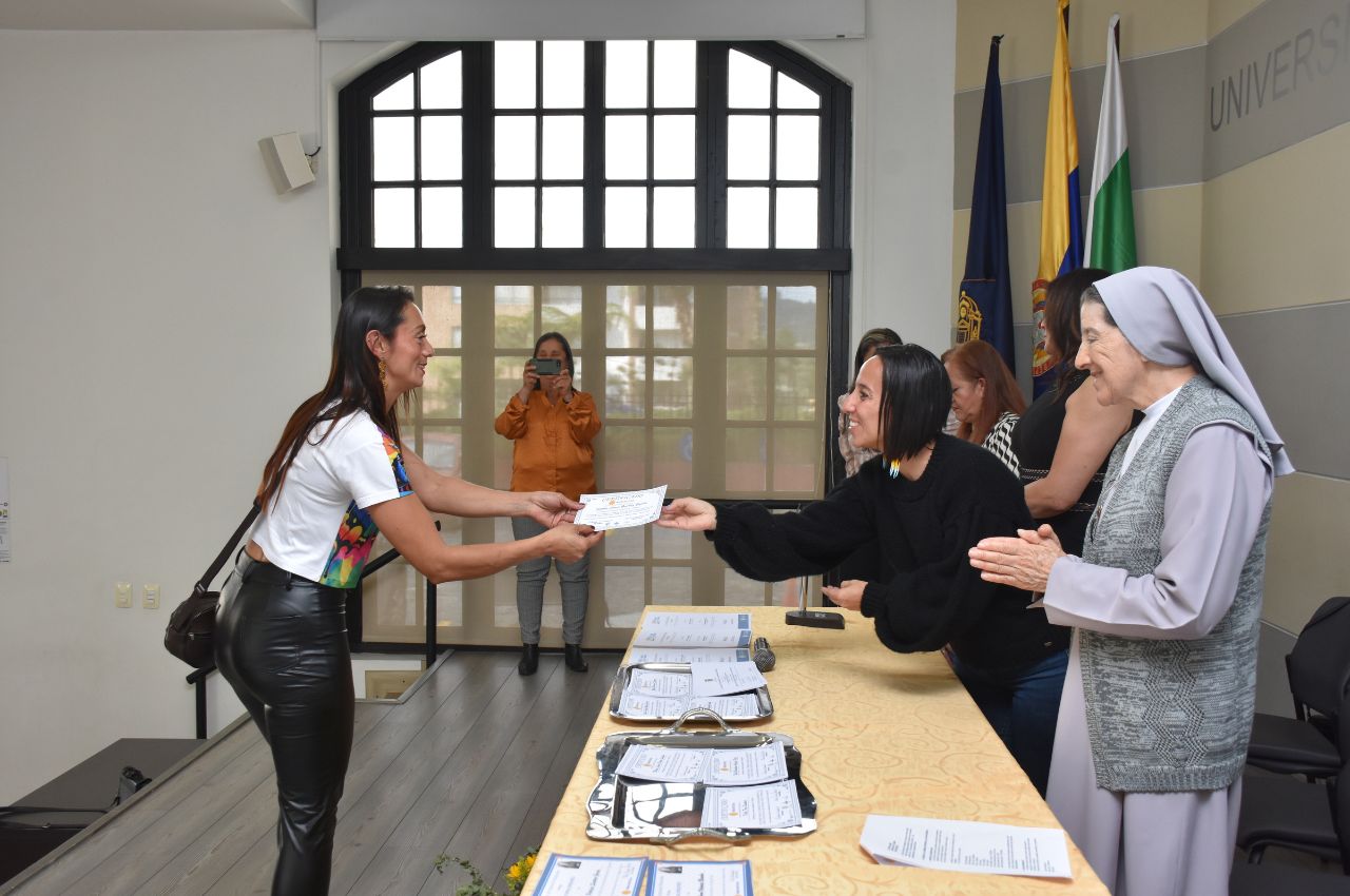 Mujer recibiendo condecoración