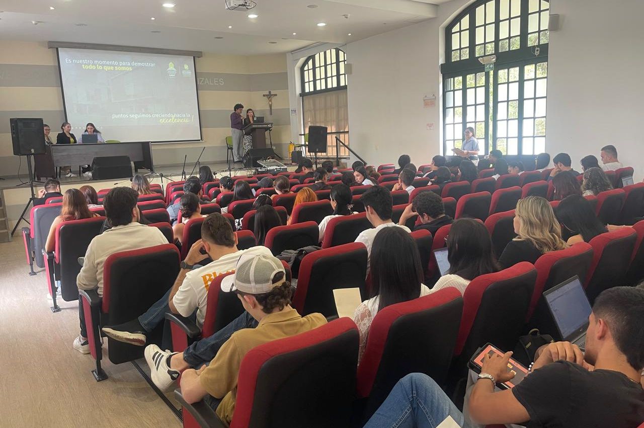 Auditorio con estudiantes asistentes al evento