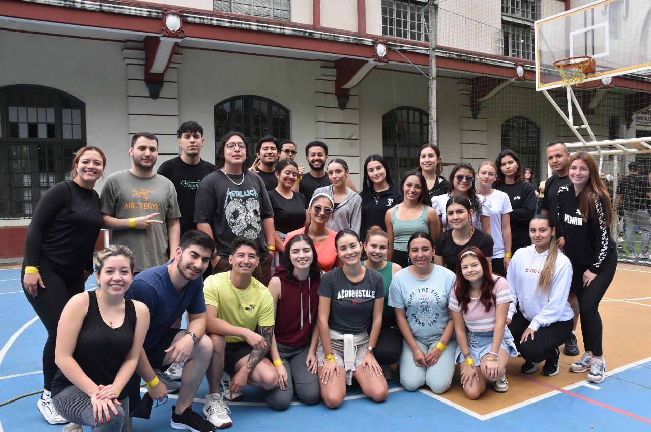 Equipo de personas en una cancha