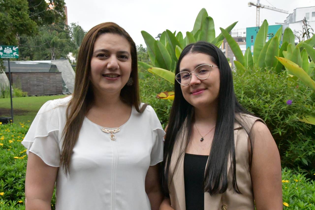 dos mujeres en espacio de la UAM