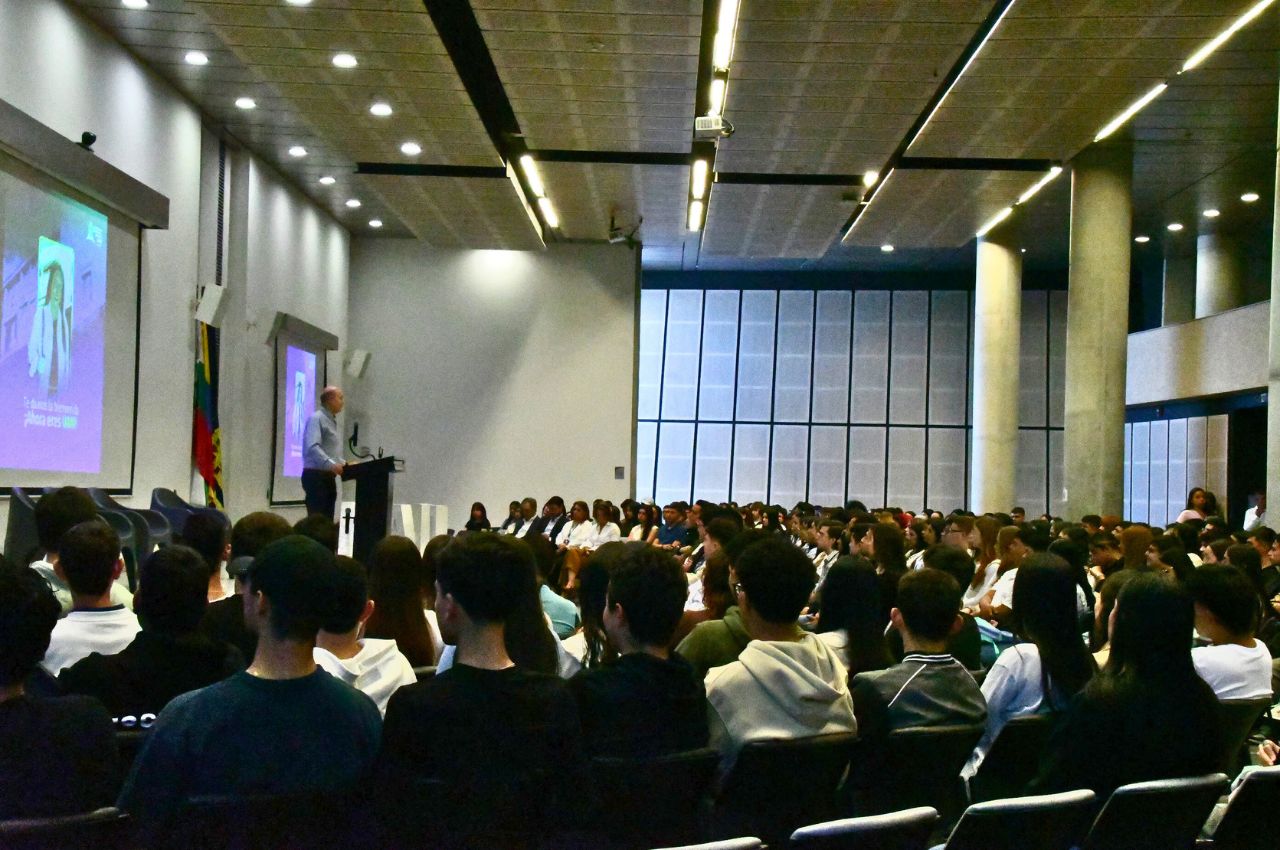 Rector hablando a los nuevos estudiantes