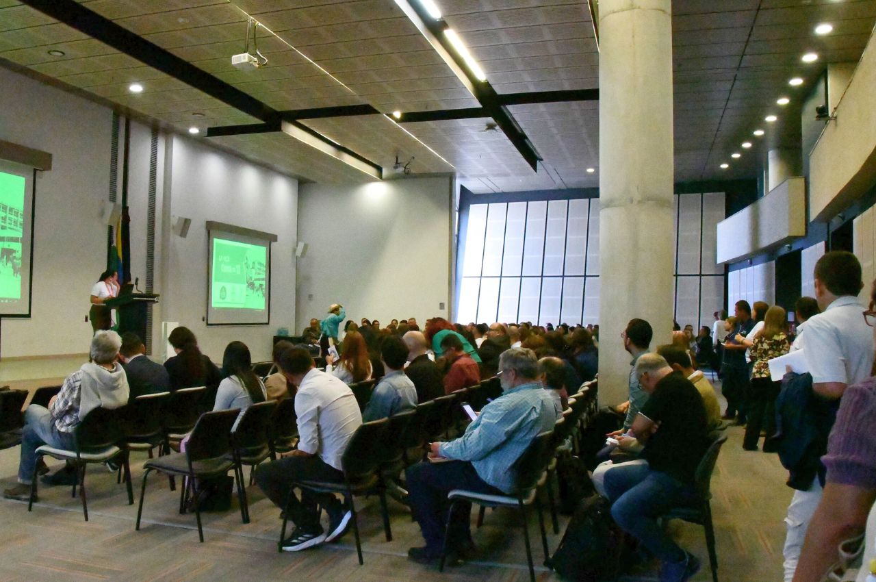 trabajadores de la Universidad reunidos en el auditorio 