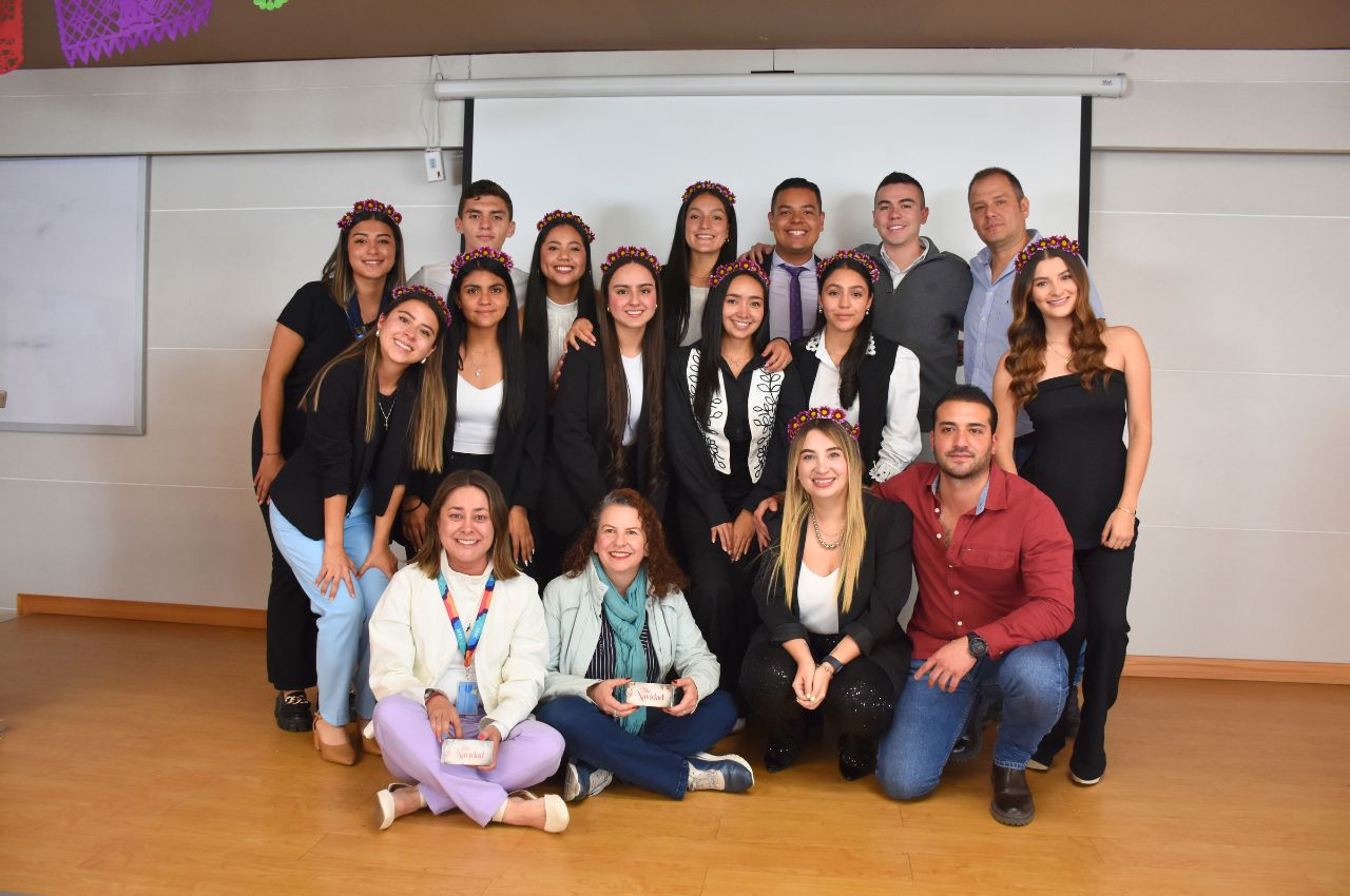 Estudiantes y docentes en aula de clases