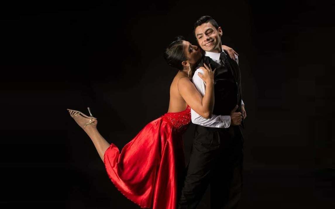 Hombre y mujer bailando tango