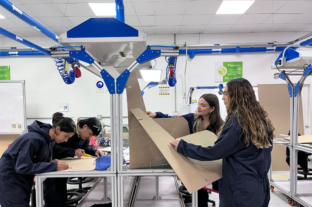 Estudiantes de diseño industrial de la UAM en el taller