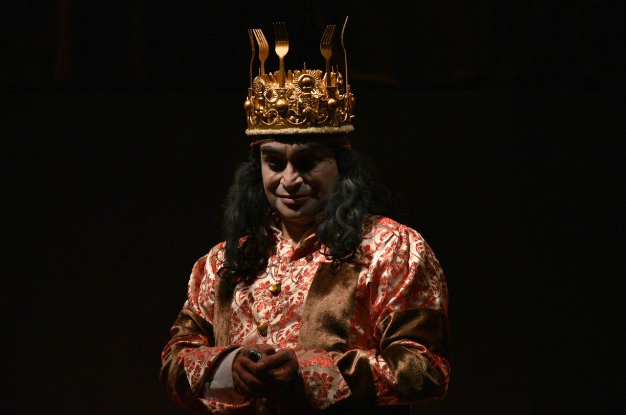 Persona con vestuario actuando en el Día Internacional del Teatro