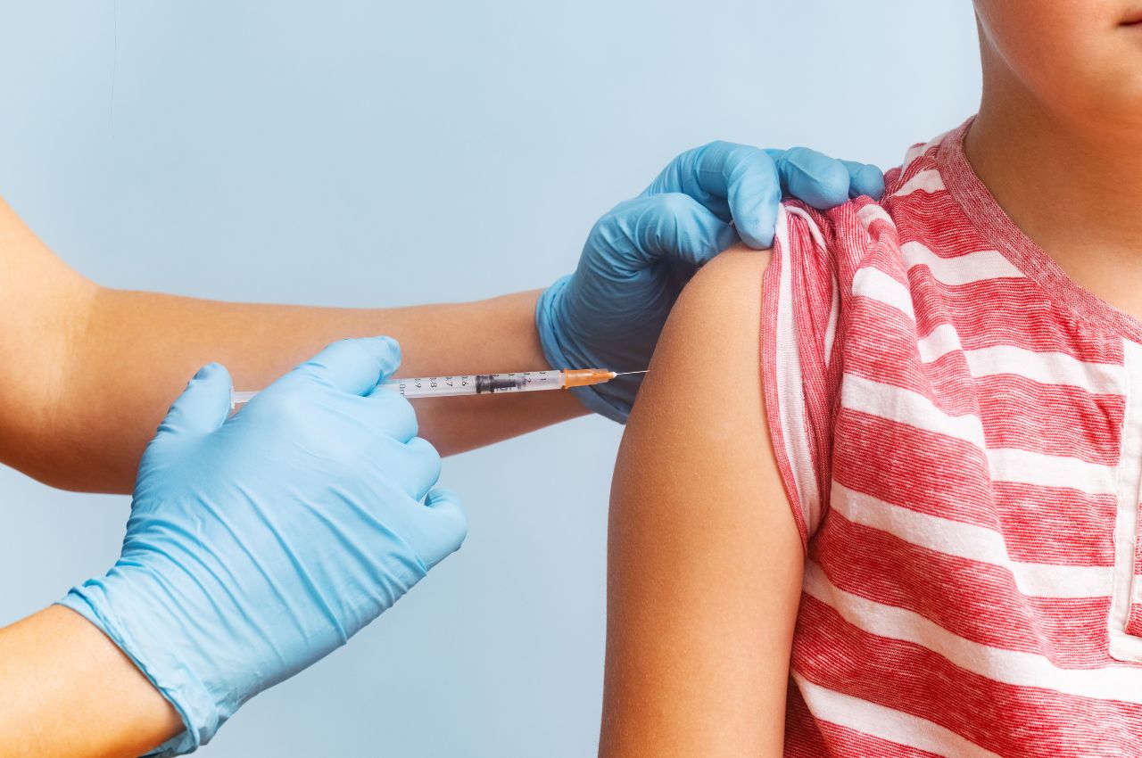persona vacunándose contra la fiebre amarilla