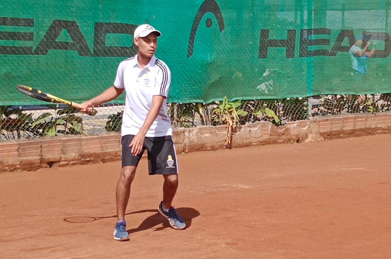 Alberto Enrique Soto jugando tenis, estudiante UAM destacado en los zonales deportivos universitarios