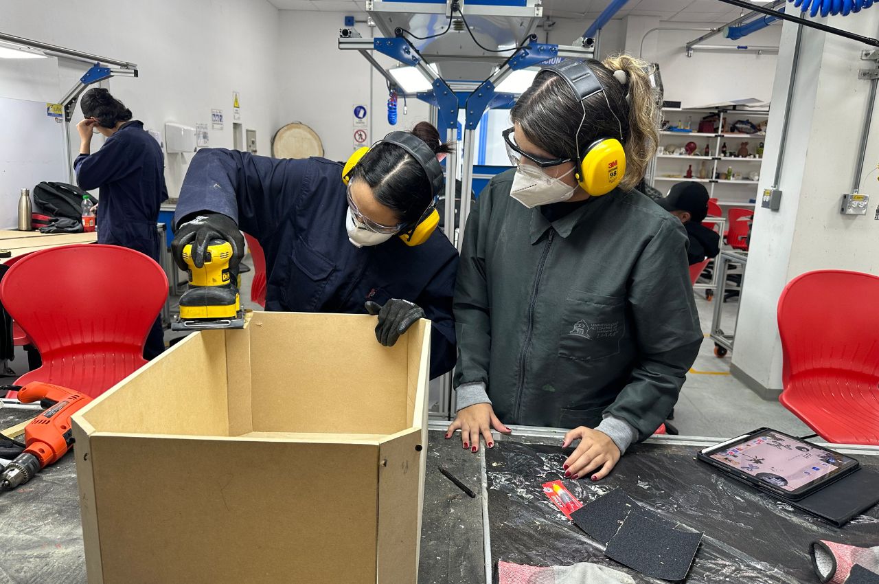 Estudiantes de Diseño Industrial de la UAM en el Taller de Maderas