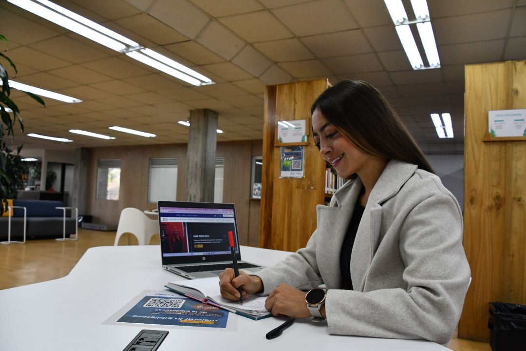 Estudiante disfruta de las ventajas de la educación virtual que ofrece la Universidad Autónoma de Manizales