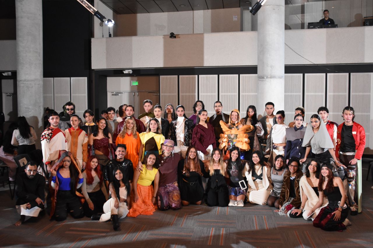 Estudiantes de Diseño de Modas en evento Vestires UAM