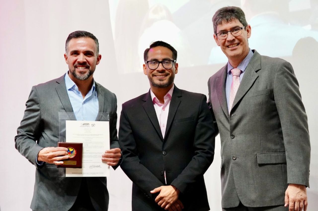 La UAM fue reconocida por su compromiso con la calidad y la excelencia en la formación en ingeniería Decano de Ingeniería recibiendo reconocimiento de ACOFI