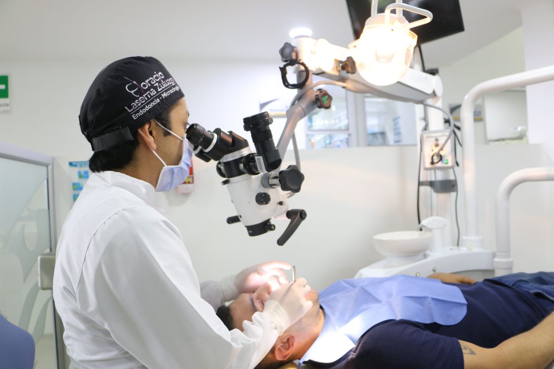 Especialización en periodoncia, descubre por qué estudiar esta especialización estudiar periodoncia en Colombia; estudiante realiza procedimiento