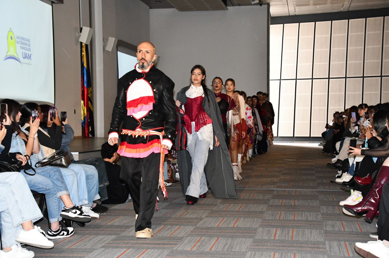 Modelos en la pasarela de los Rápidos de Diseño de Modas