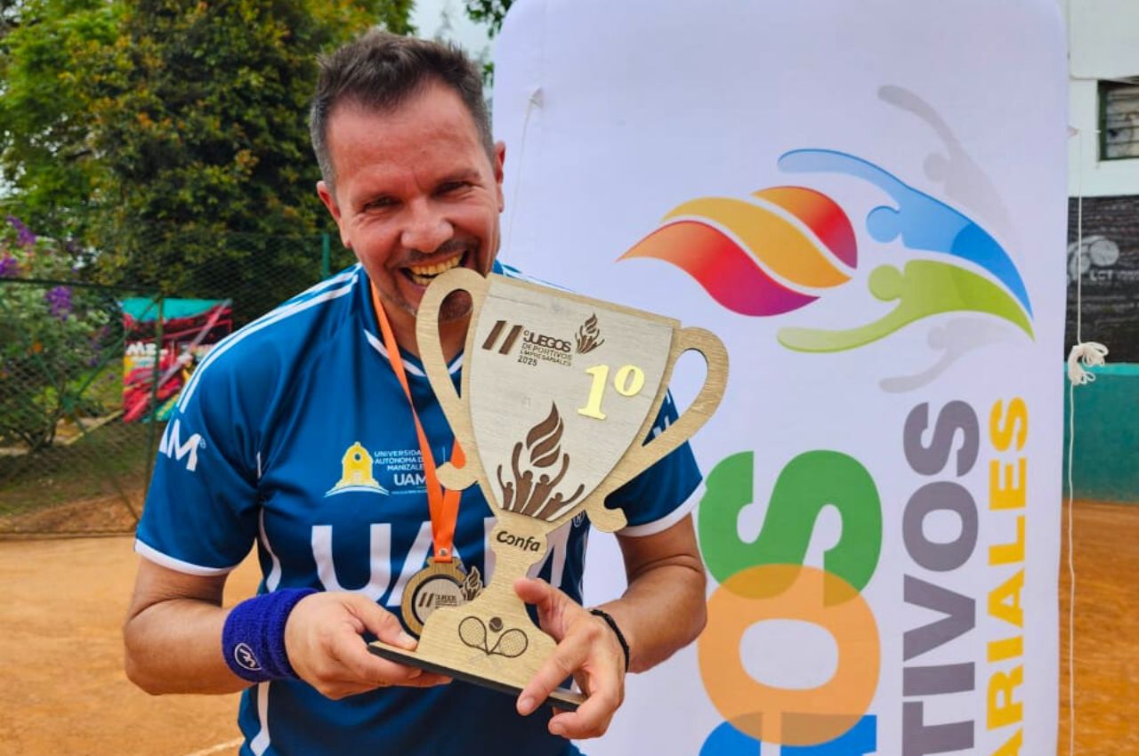 La UAM en el pódium de los Juegos Empresariales Confa 2025 William Villa con el trofeo de campeón