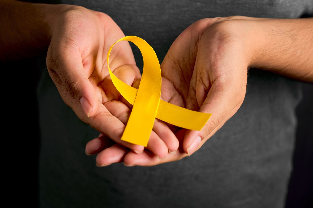 10 pasos para afrontar momentos difíciles Listón amarillo, símbolo de la prevención del suicidio.