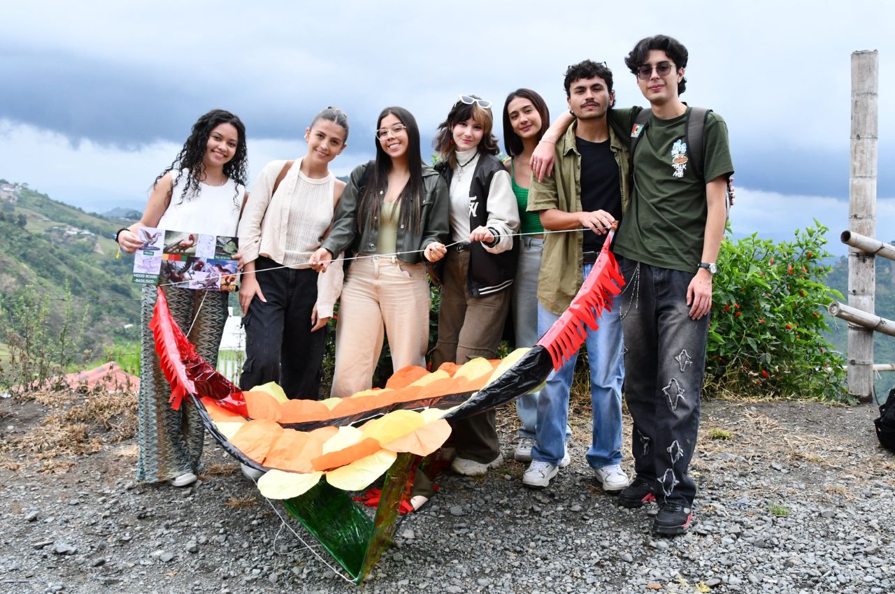 Estudiantes con su cometa en los Rápidos de Diseño Industrial