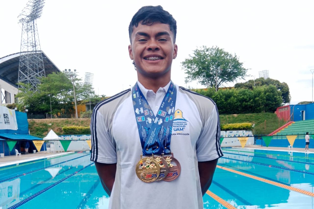 Tomás Escobar Bañol con sus medallas