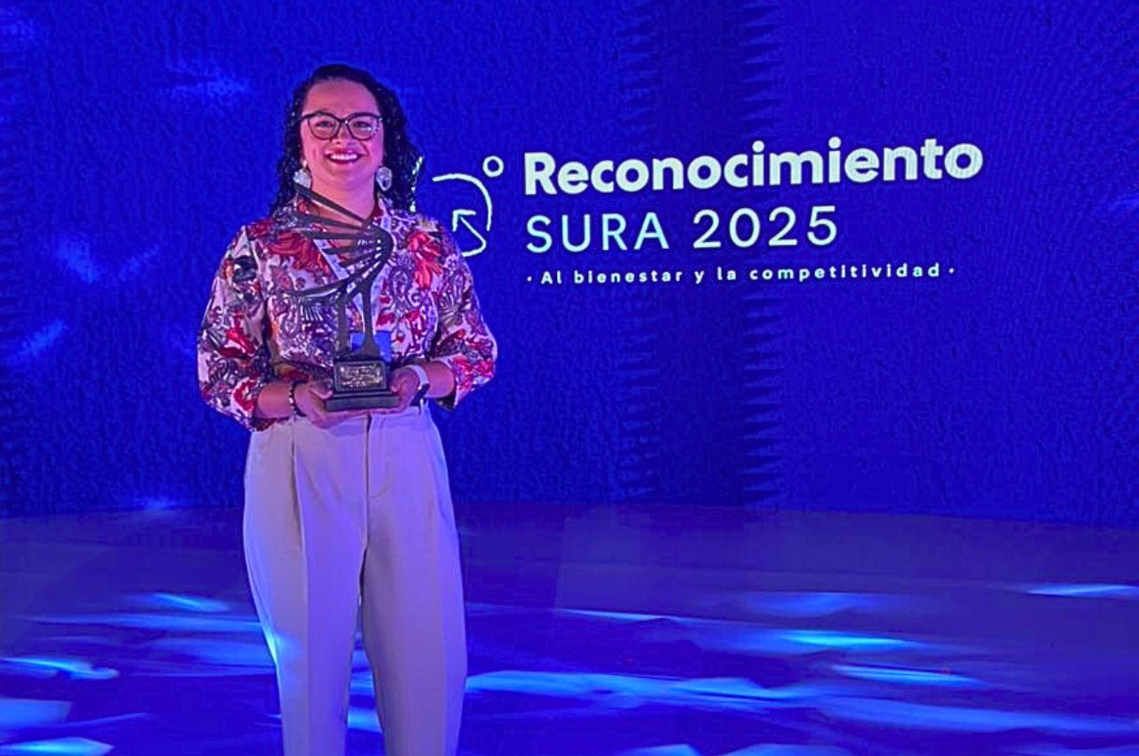 Paulina Madrid con el Reconocimiento Sura 2025