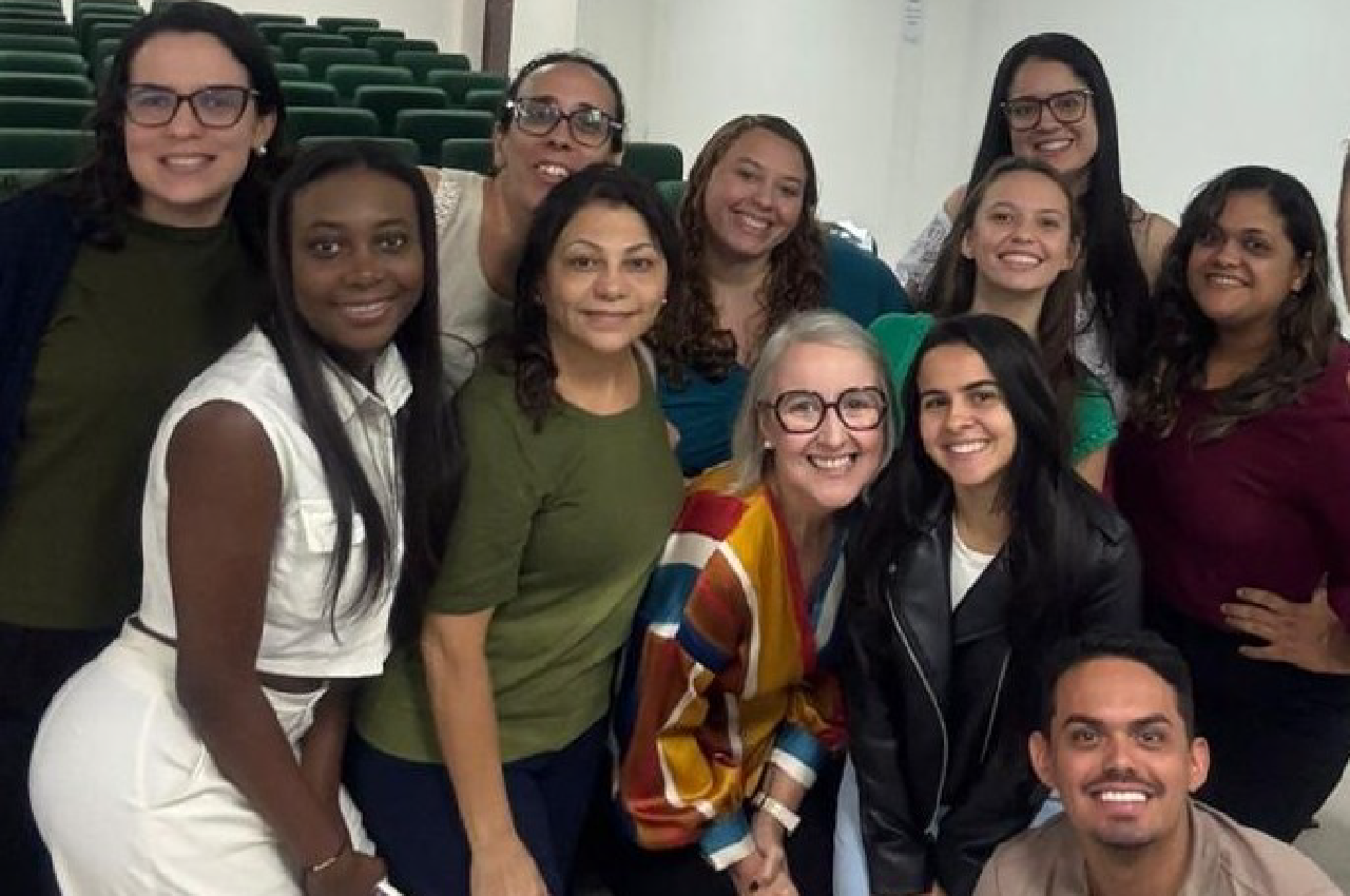 Estudiante de Maestría en Discapacidad UAM con grupo de trabajo
