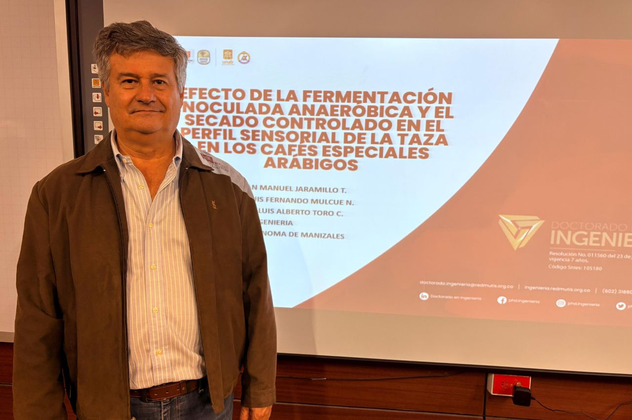 Estudiante UAM sustentando su investigación doctoral