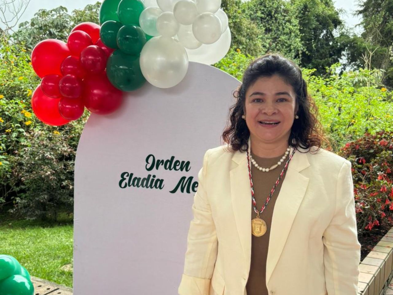 Graduada UAM recibe la Orden Eladia Mejía por su aporte a la educación