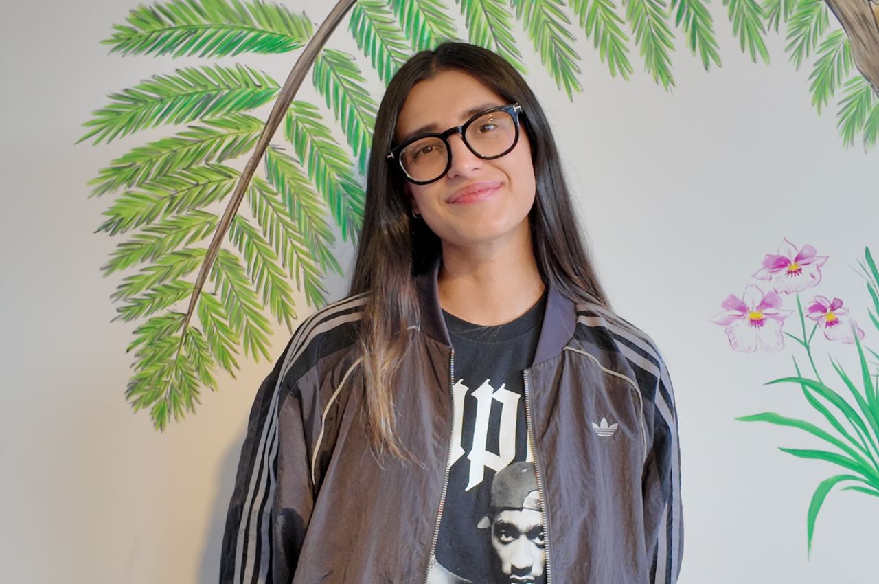 Estudiante de UniAndes que realiza investigación de vestido y memoria en la UAM