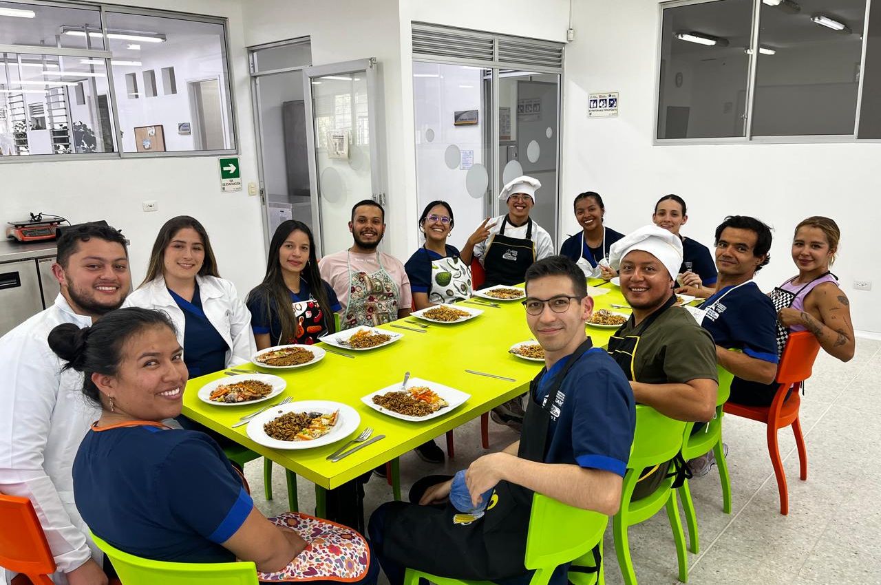 estudiantes almorzando