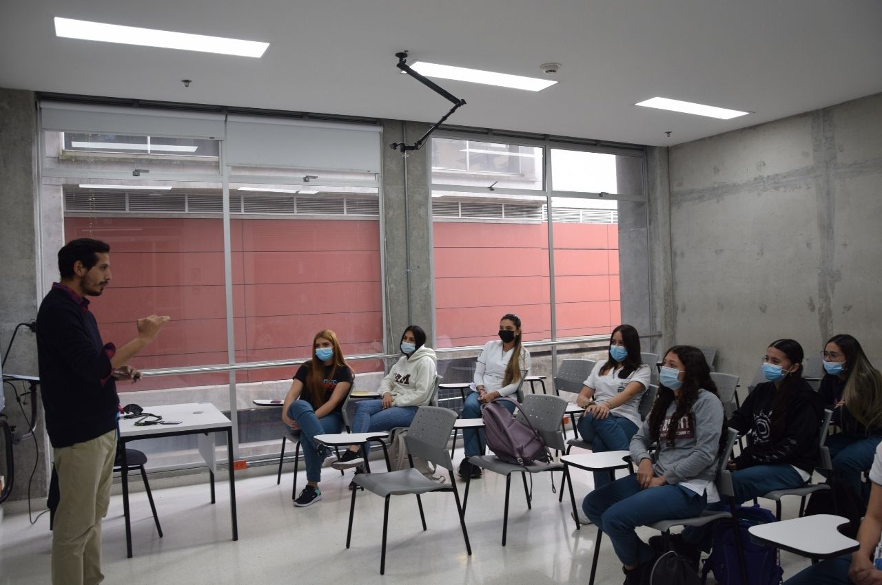 Docente chileno visita la UAM