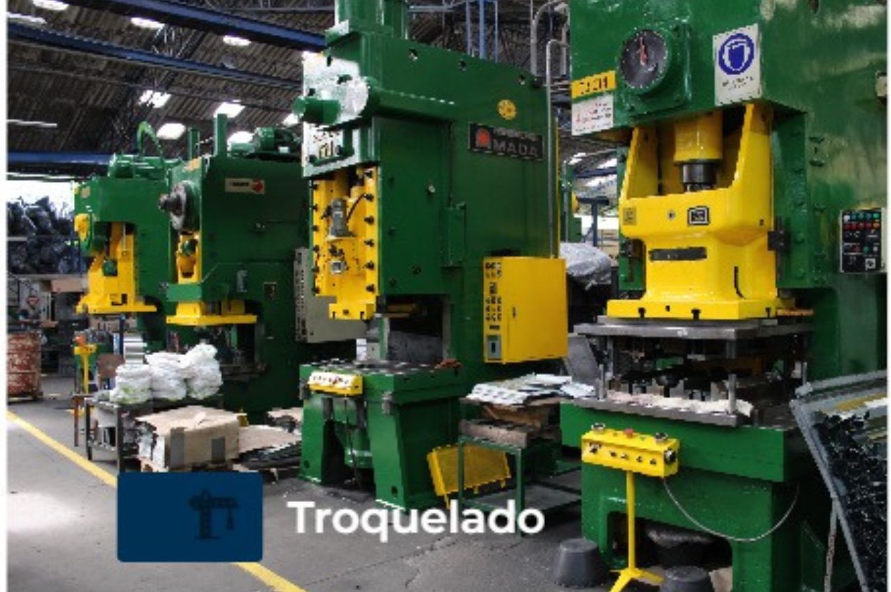 Catorce estudiantes de Ingeniería Electrónica, matriculados en el curso de Automatización Industrial, tuvieron el privilegio de visitar las instalaciones de Industrias Dumar,