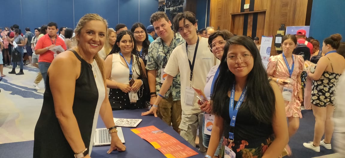 María del Carmen acompañó la exposición de los jóvenes en Congreso internacional Delfín.