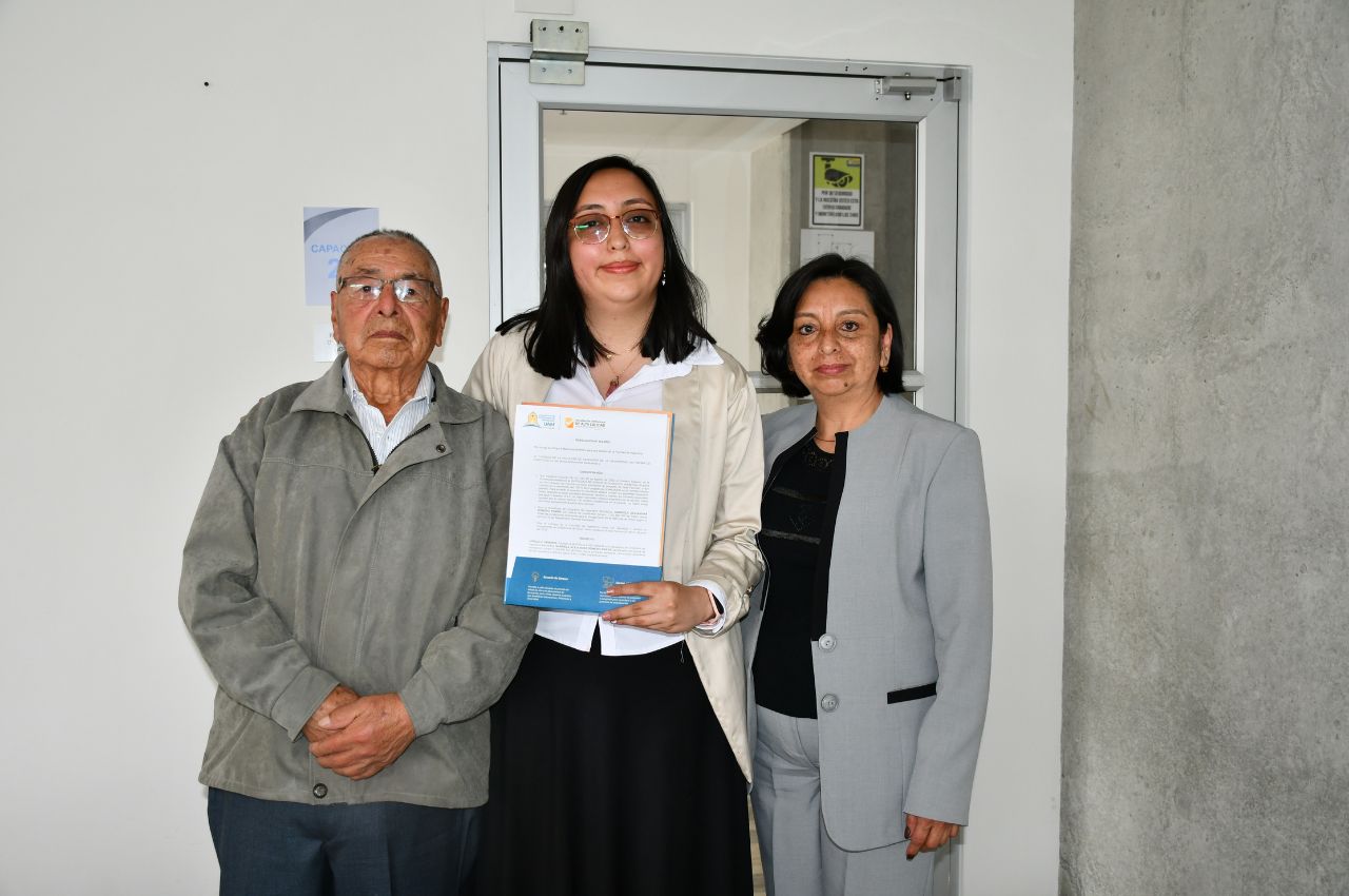 Gabriela Alejandra fue una de las estudianres que recibio este reconocimiento junto con sus familiares