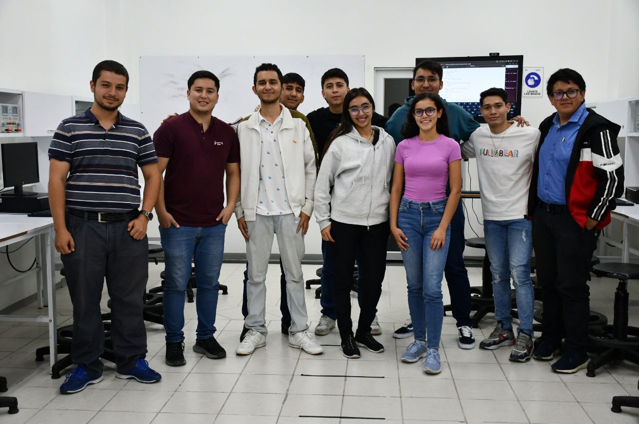 Docentes y estudiantes de Ingeniería Electrónica UAM celebran renovación de Acreditación de Alta Calidad. 