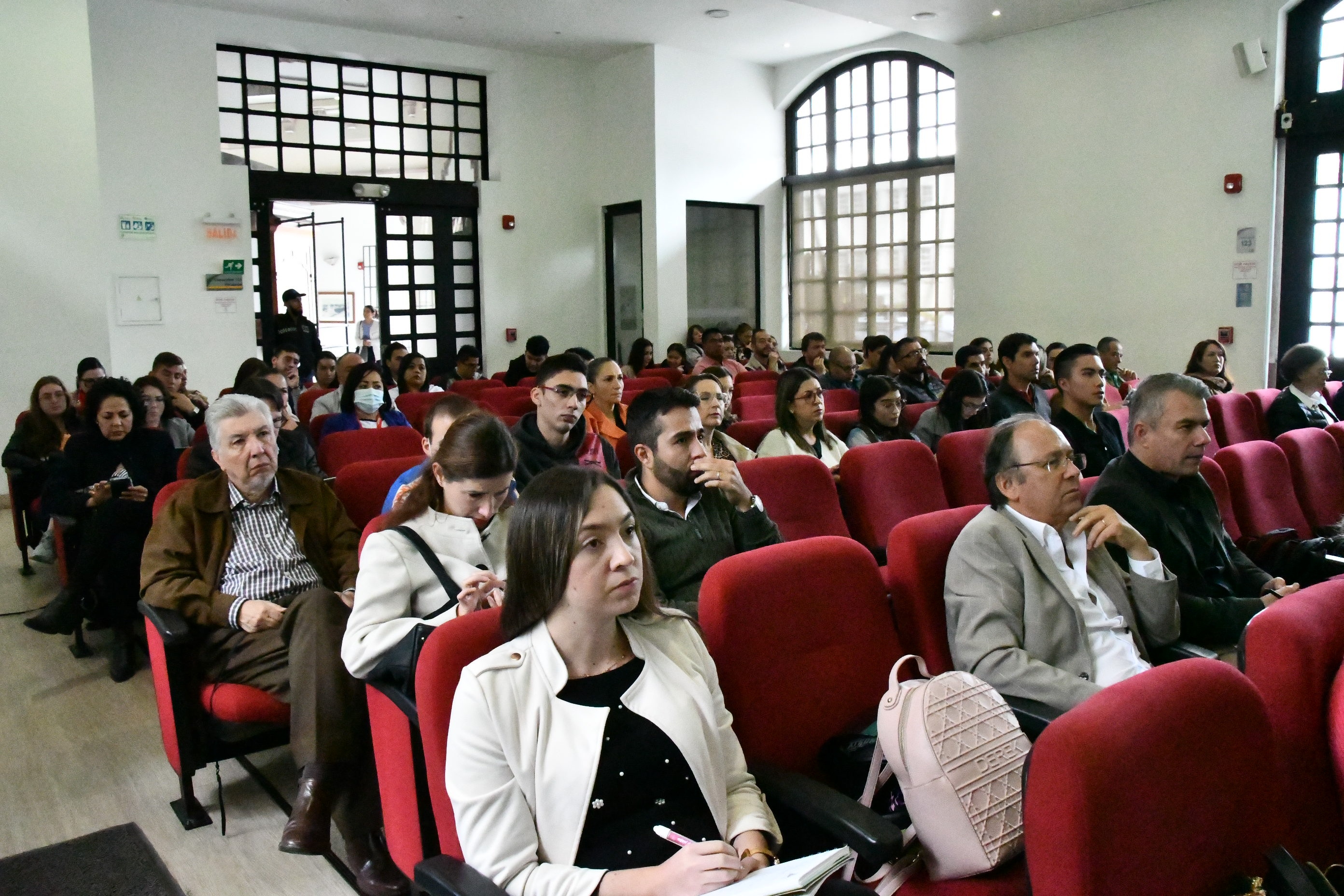 Personas hablando sobre la economía en Colombia para el 2025