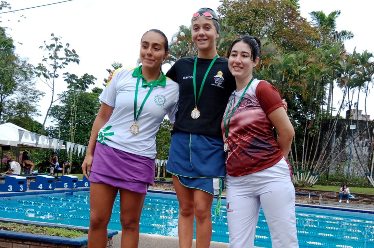 Sofía ganó 5 medallas con la Selección de Natación UAM