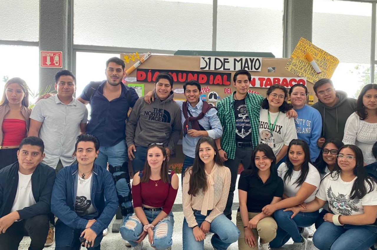 Valentina comparte con sus compañeros en México en su movilidad académica
