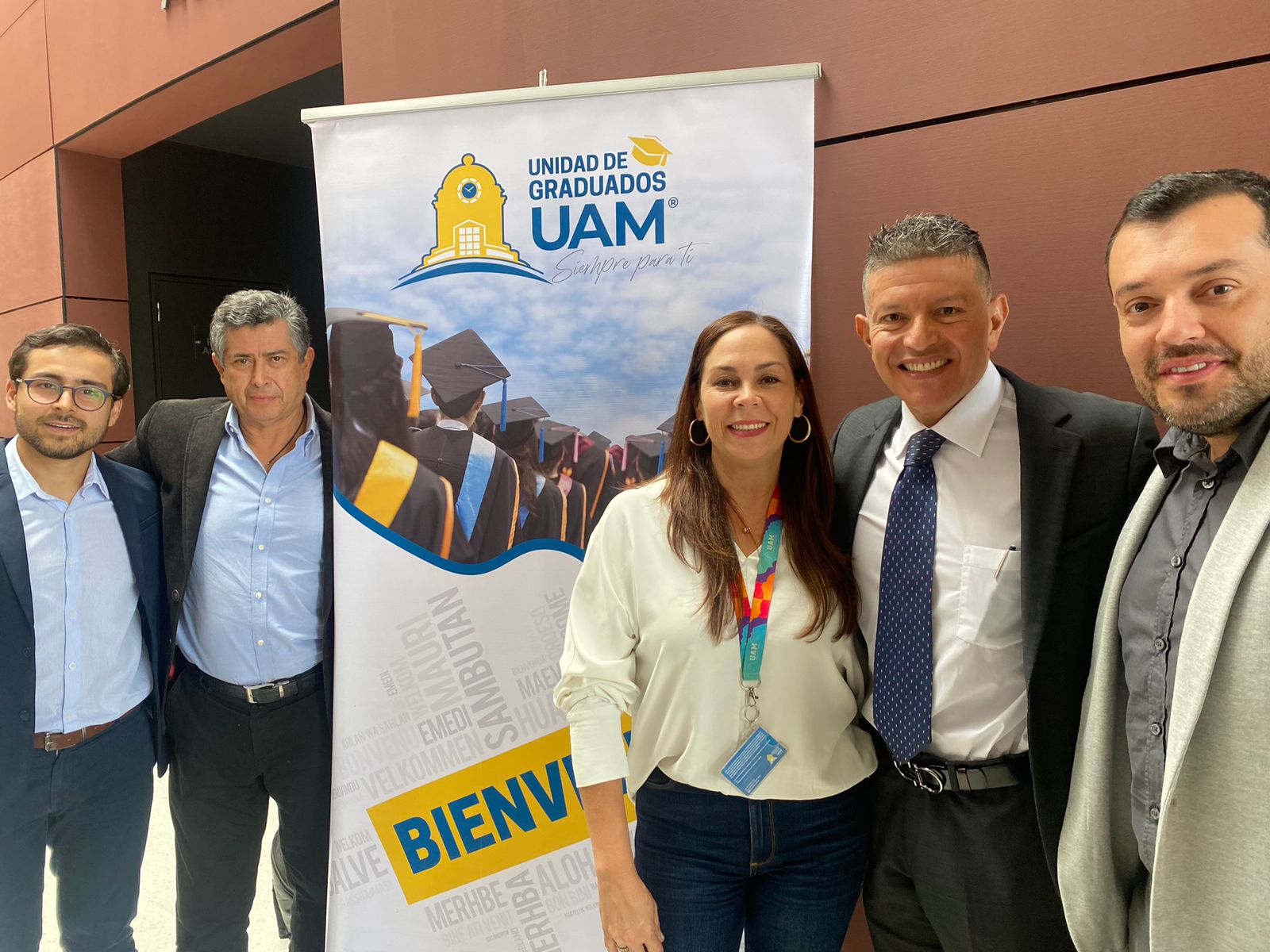 Conferencistas del eventos comparten con la coordinadora de la Unidad de Graduados, Ángela María de la Roche.