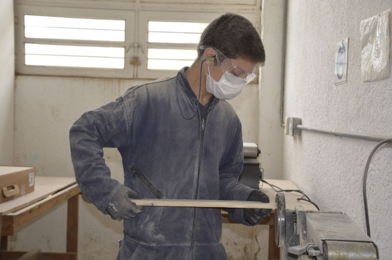 Estudiante en el taller UAM trabaja en su proyecto