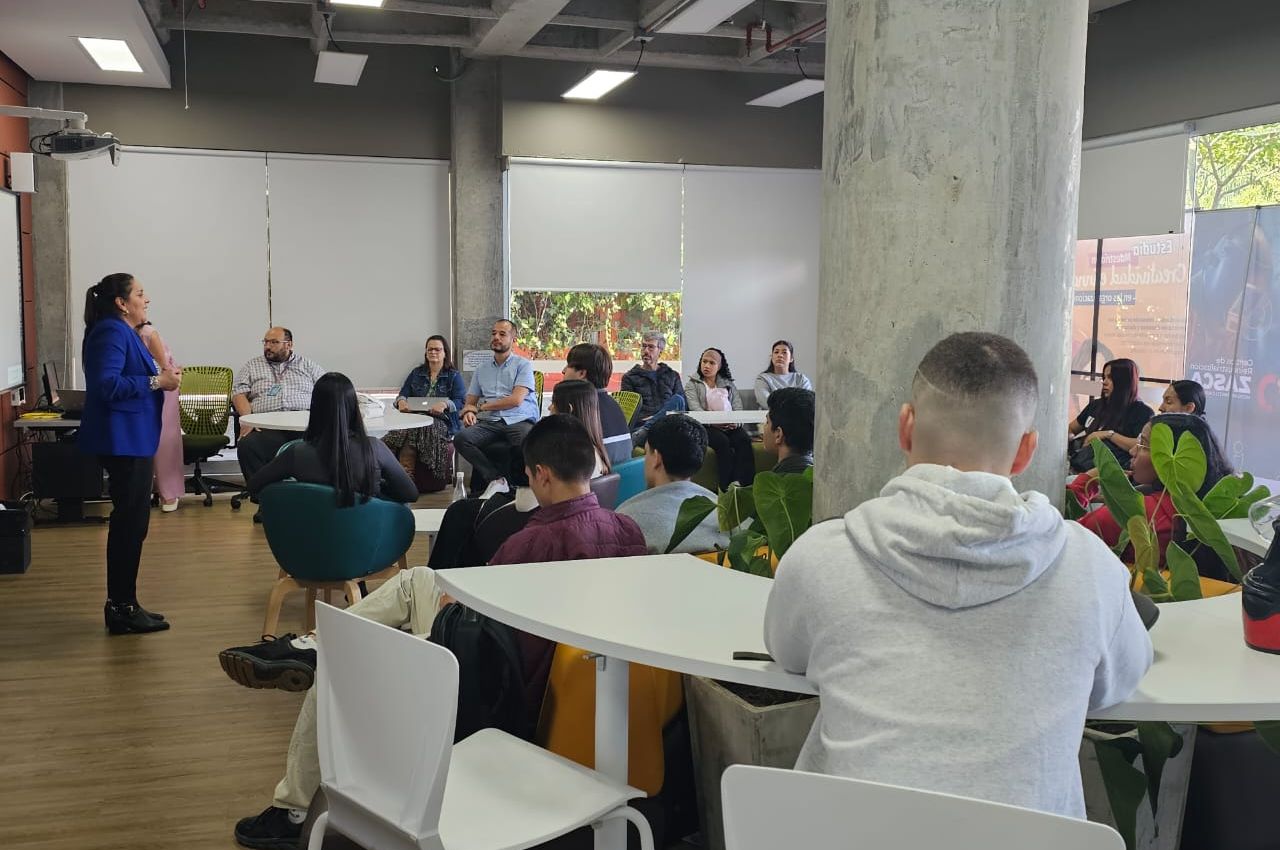 Encuentro en la UAM para conocer los centros de desarrollo tecnológico de la UAM.