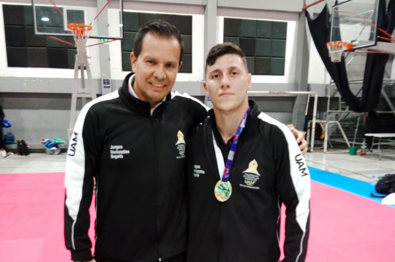 Esteban López Echeverry y William Villa, coordinador de Deporte de la UAM celebran el triunfo obtenido frente a los otros estudiantes.