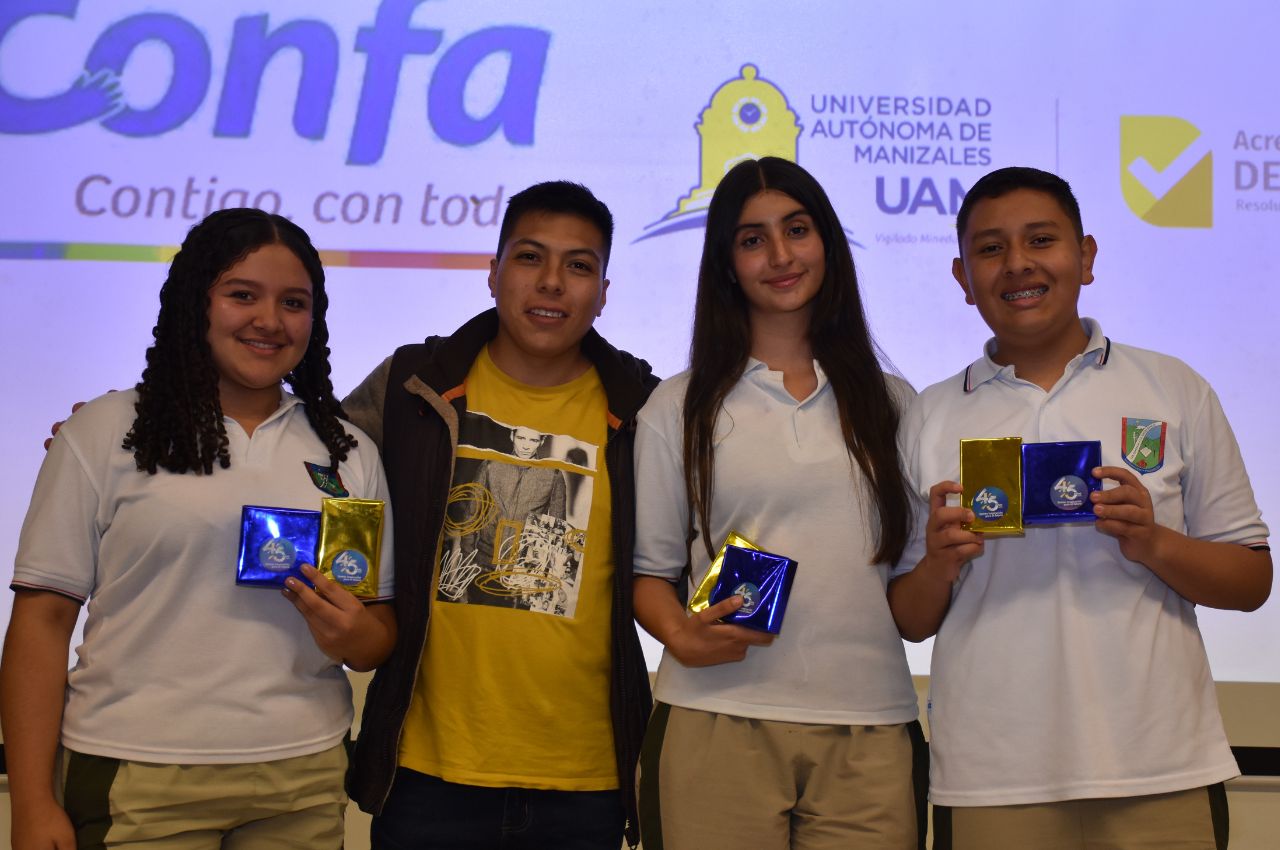 Estudiantes ganadores de proyectos