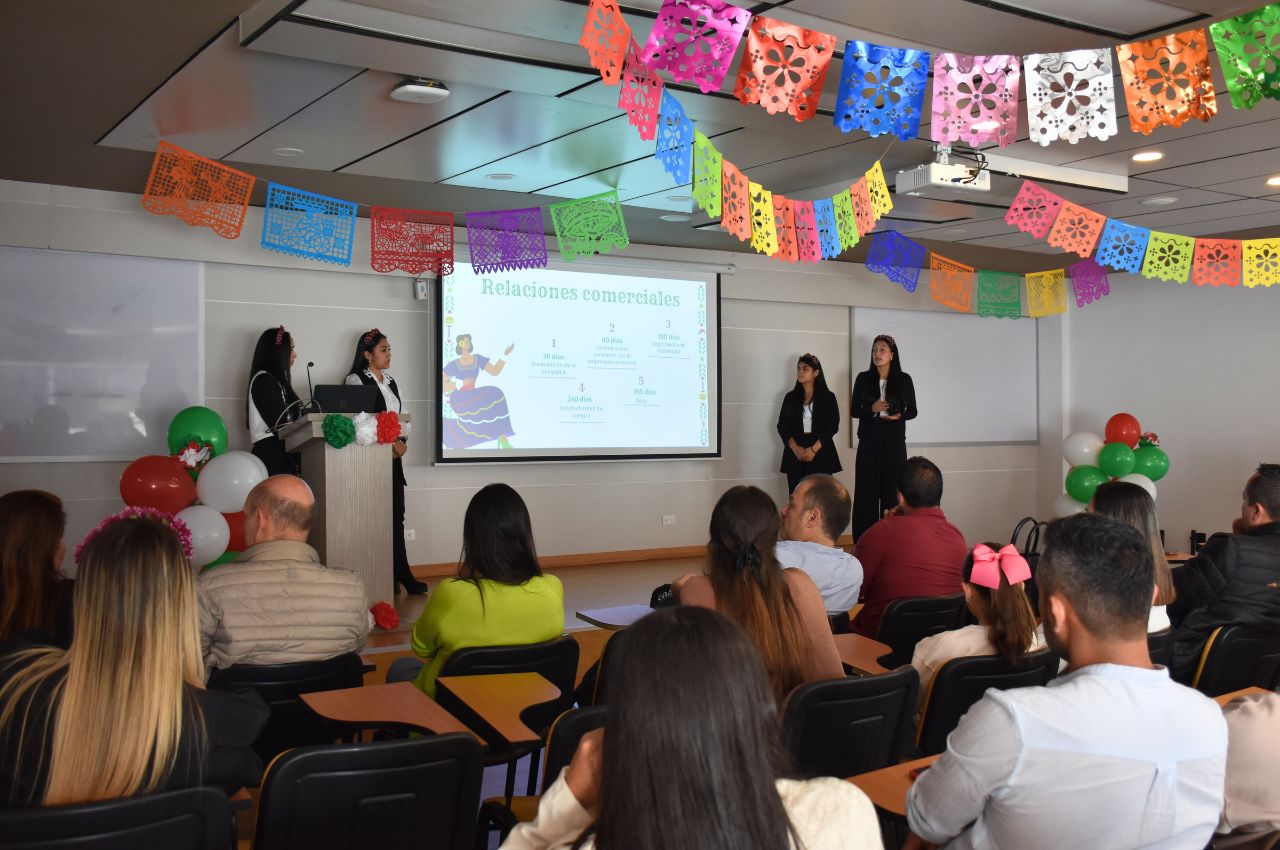 Estudiantes exponiendo sus proyectos